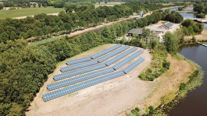 Foto vanuit de lucht van een zonne-opstelling